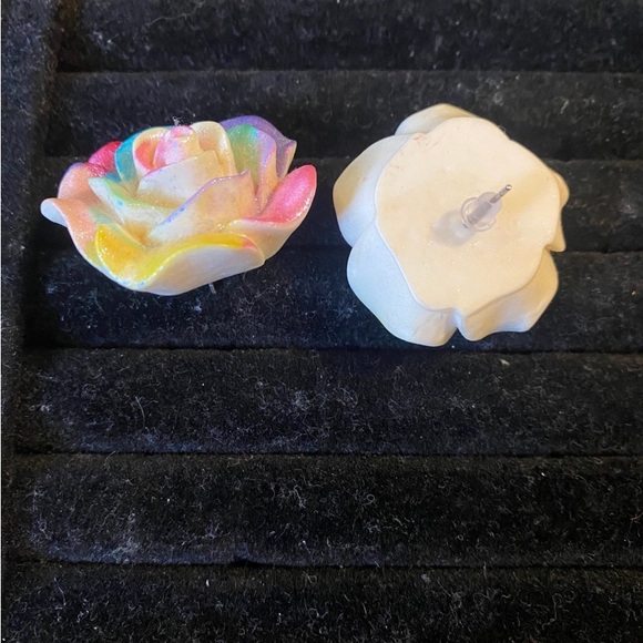 Rainbow rose stud earrings - Picture 4 of 4
